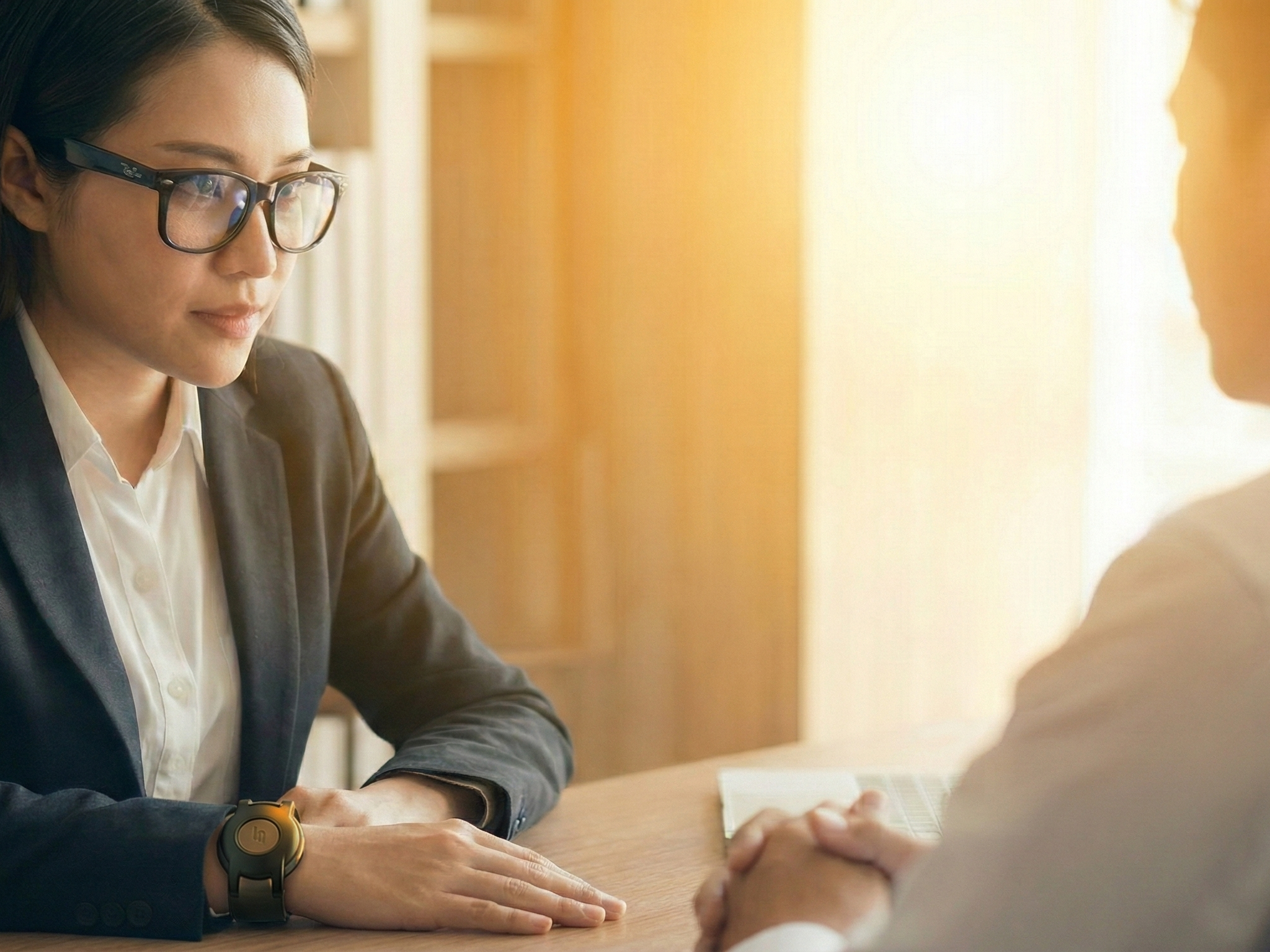 A women wearing the ALEYE wristband in a job interview understanding the cues that are being shown.